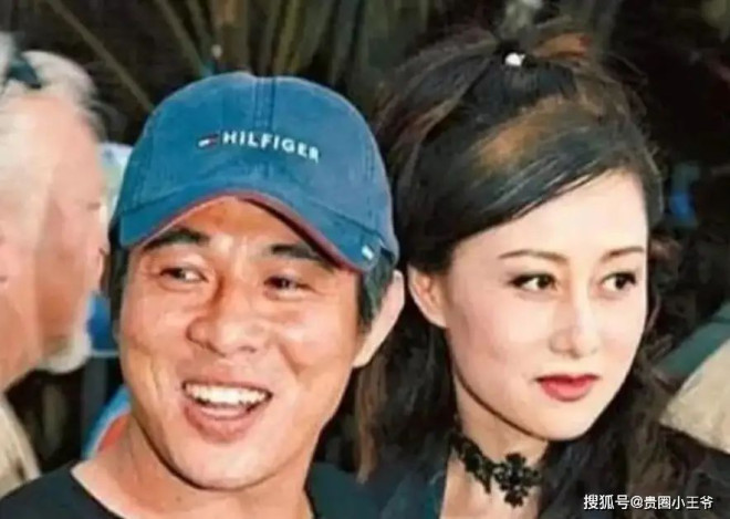 李连杰罕晒妻子近照，62岁利智断崖式衰老，远不如黄秋燕美艳动人