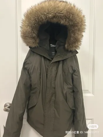 Aritzia TNA Super Puff, Women's Fashion, Clothes on Carousell