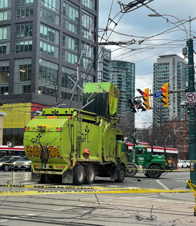 多伦多downtown大乱套！垃圾车翻斗扯断TTC电线，大量街车线路瘫痪