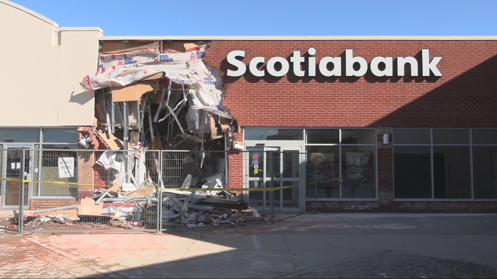 胆大包天！约克区丰业银行ATM机被犯罪分子直接用重型设备撬开- 本地新闻- 加拿大新闻- 约克论坛