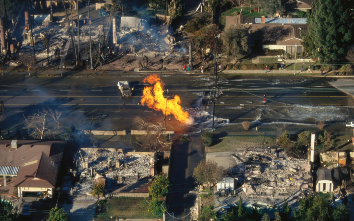 西海岸地震 大地被撕裂! 6级强震拉响海啸警报 万人紧急疏散; 地面裂开巨缝